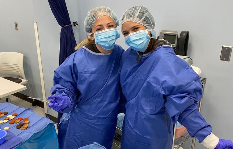 two high school students at scrubs camp in the Anoka Tech surgical 技术 lab
