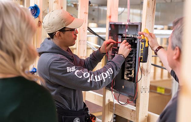 在安诺卡技术学院从事建筑电工设备工作的学生.