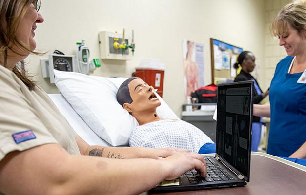 医疗保健学生在实验室中用人体模型学习. 